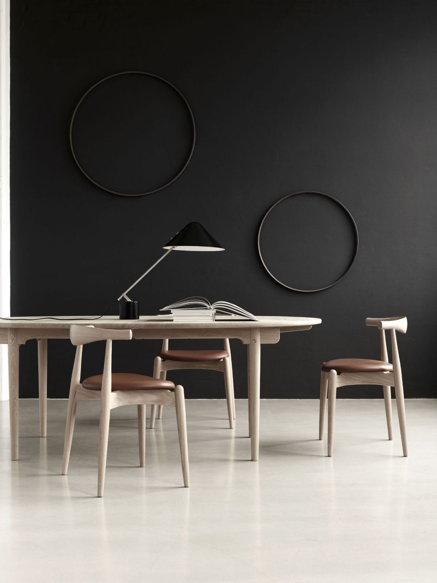 CH338 Ovaler Esstisch aus Eiche von Carl Hansen & Søn mit Stühlen und Lampe.