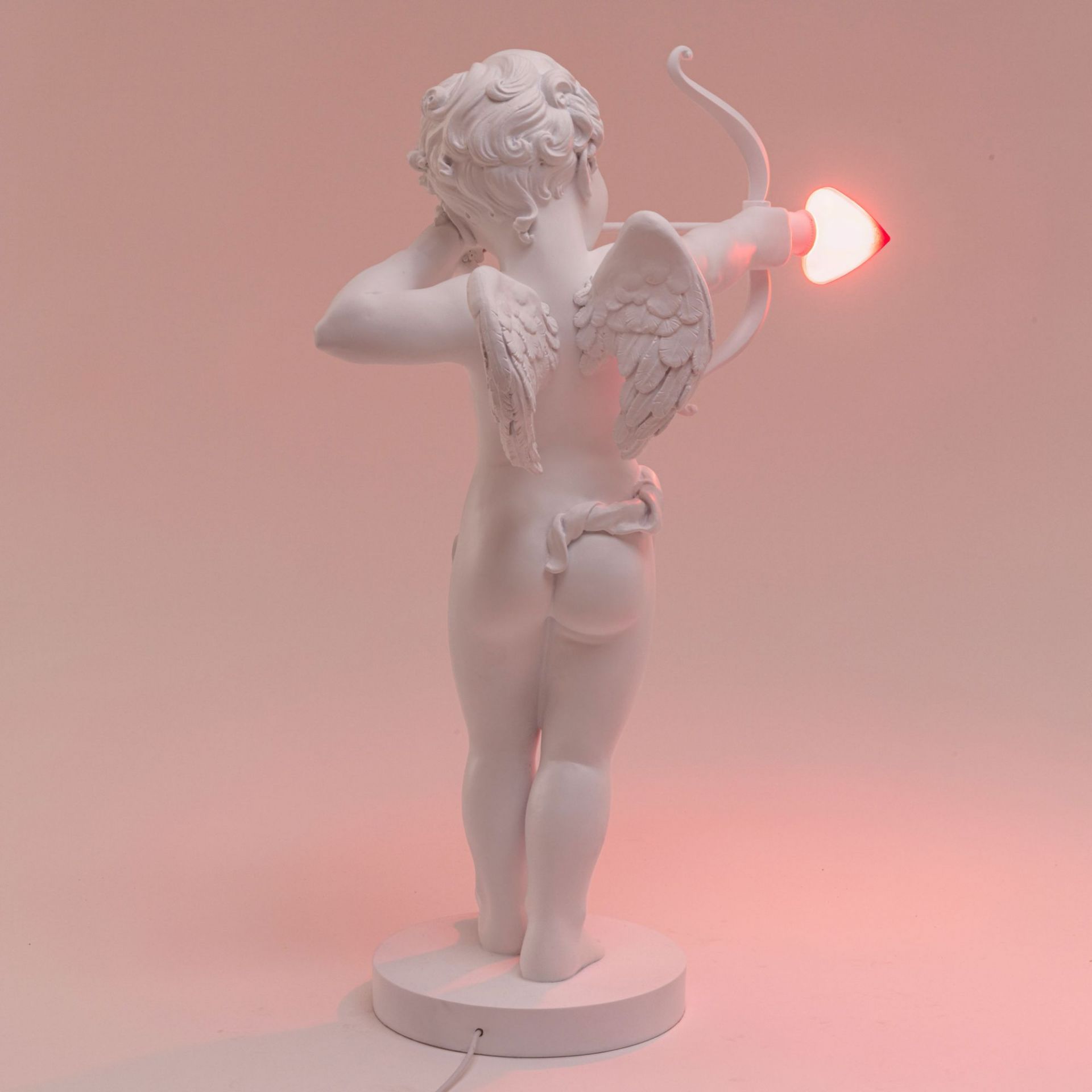 Cupid Lamp von Seletti, weiße Amor Statue mit Pfeil und Bogen als Tischleuchte.