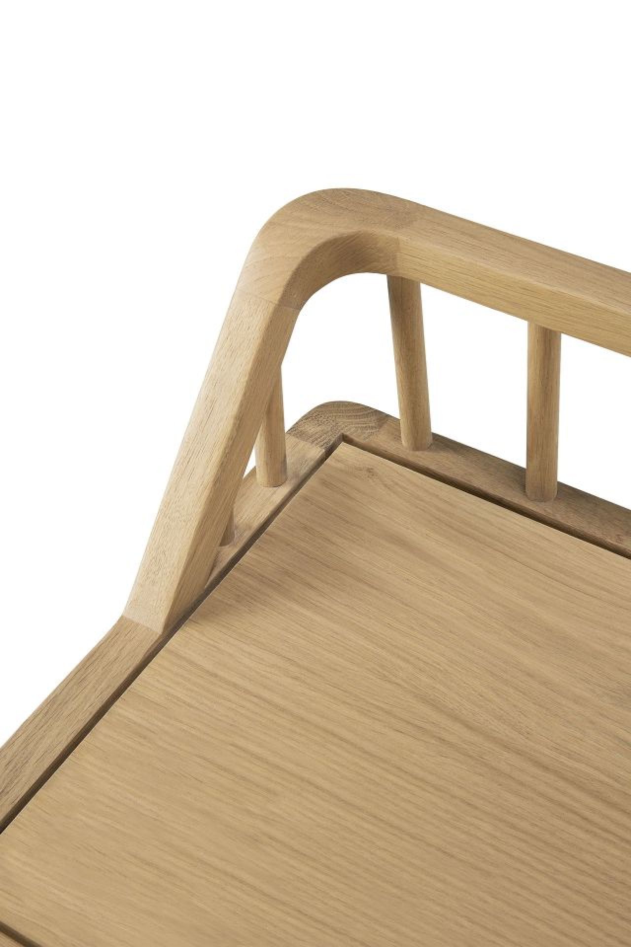 Detailaufnahme der Ethnicraft Spindle Bank aus hellem Eichenholz, modernes Design, hochwertige Verarbeitung.