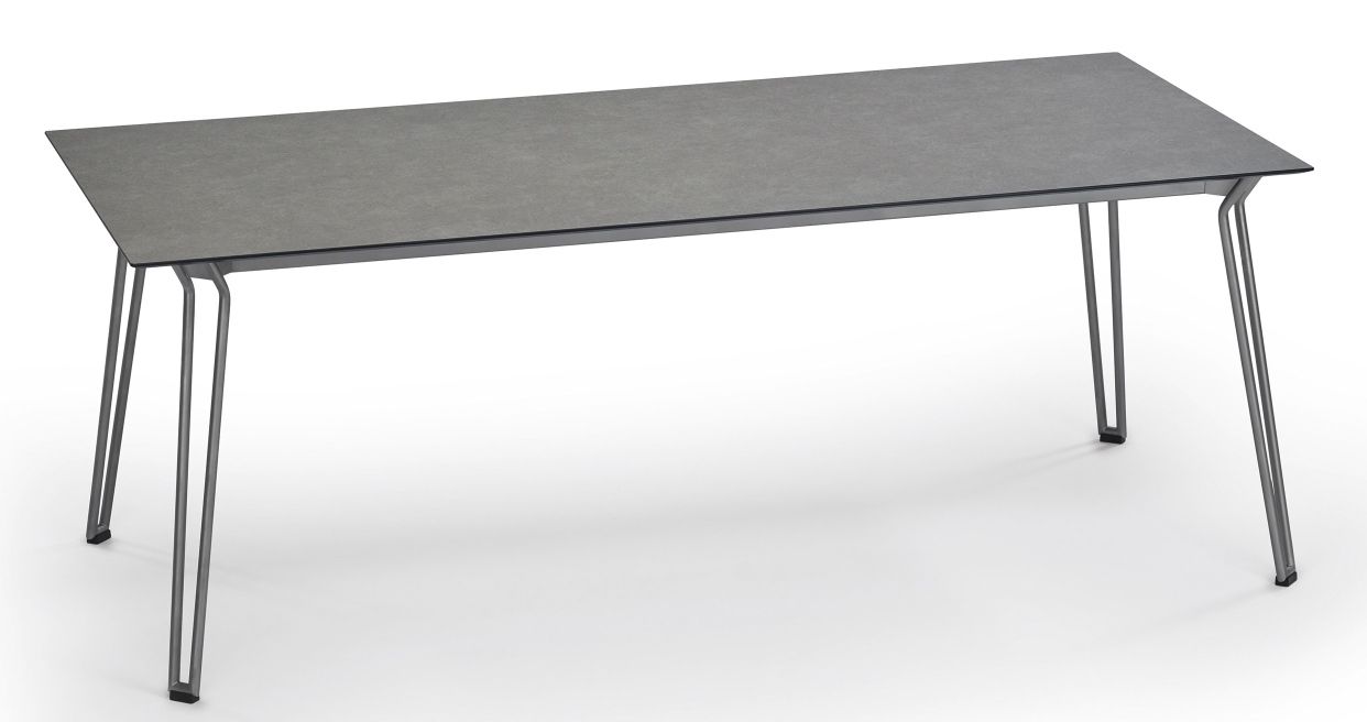 Slope Tisch von Weishäupl, grauer Esstisch für den Außenbereich mit filigranem Metallgestell.