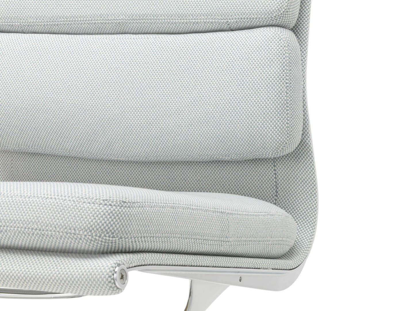 Detailaufnahme des Soft Pad Chair EA205 von Vitra mit hellgrauem Stoffbezug und verchromtem Gestell.
