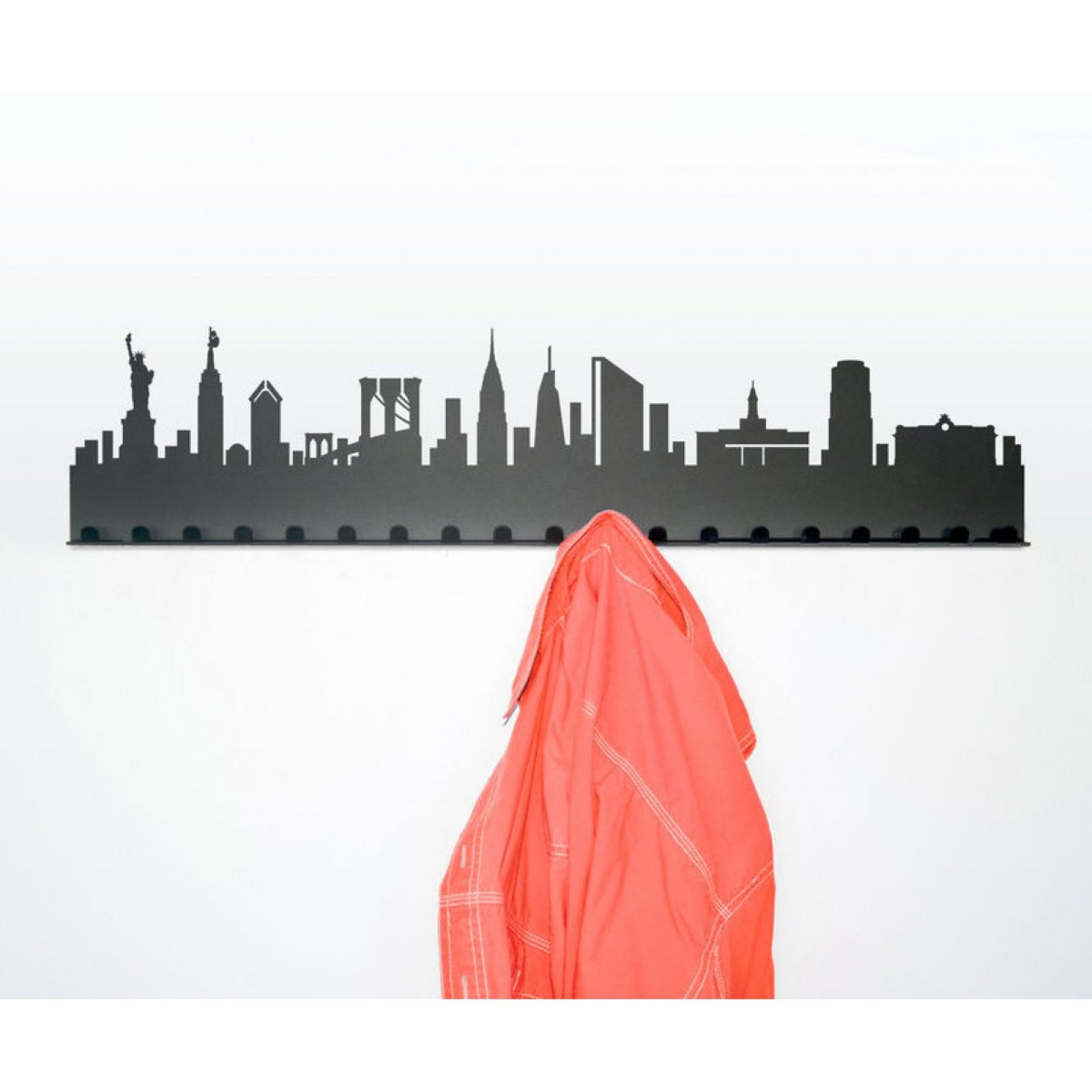 Schwarze Skyline Garderobe mit New York Silhouette und roter Jacke an der Wand.