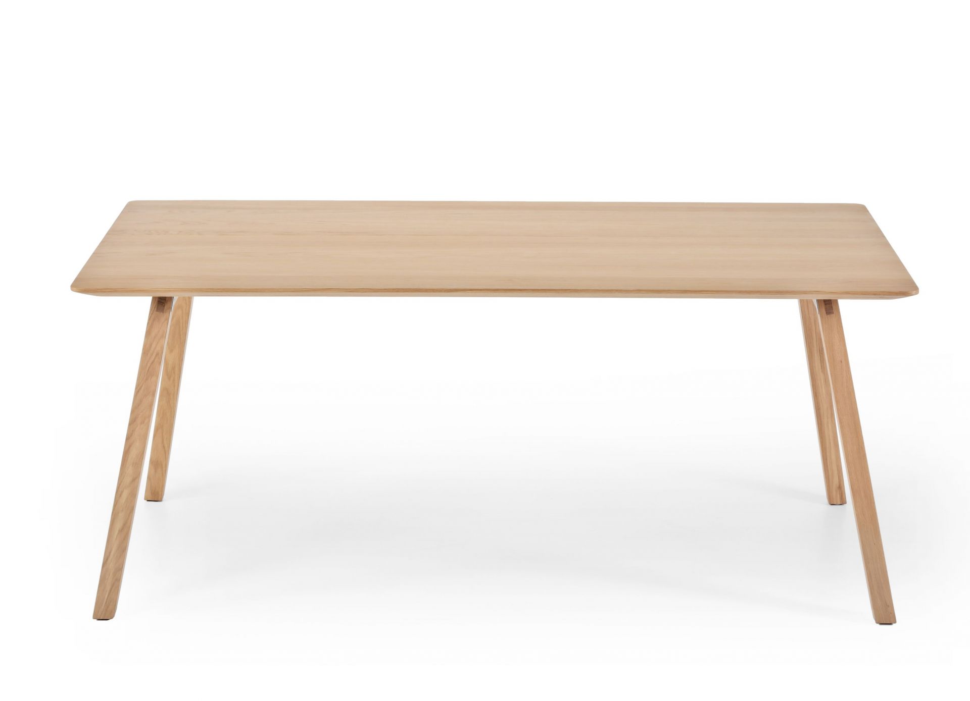 Monk Tisch von Prostoria, Esstisch aus hellem Holz mit rechteckiger Tischplatte und schrägen Beinen.