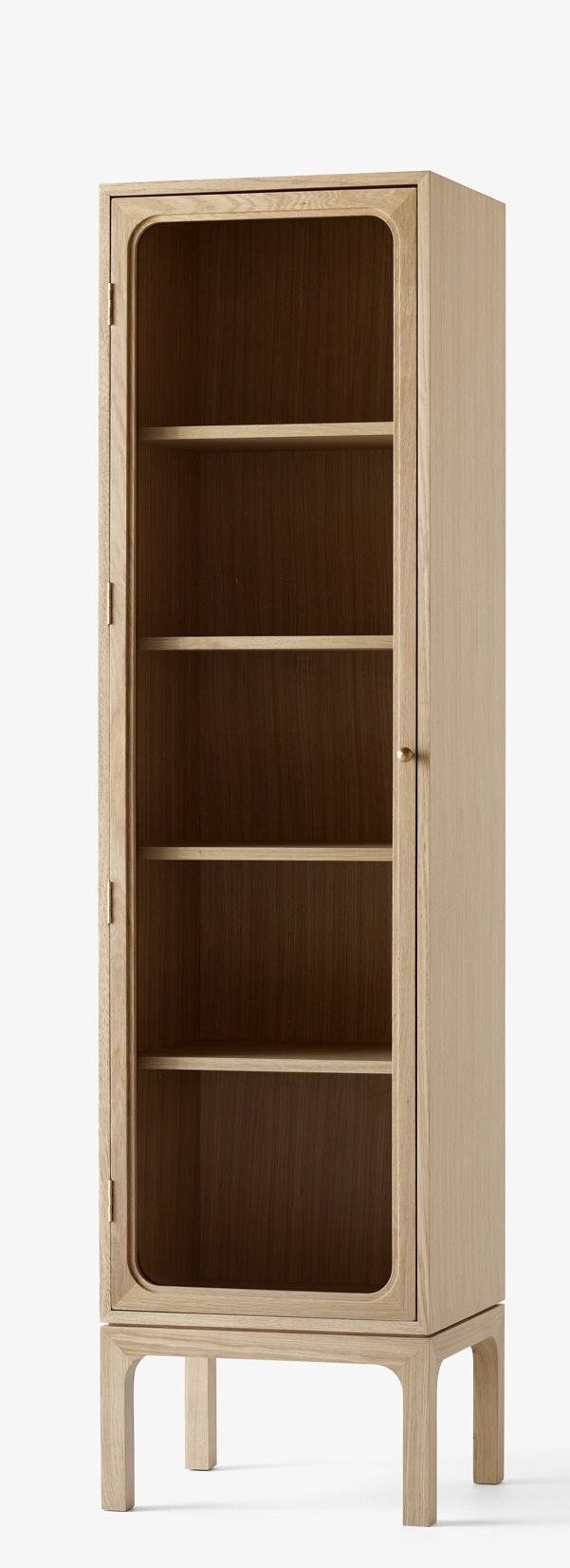 AndTradition Trace SC87 Vitrine aus Eiche mit Glasfront und vier Regalböden.