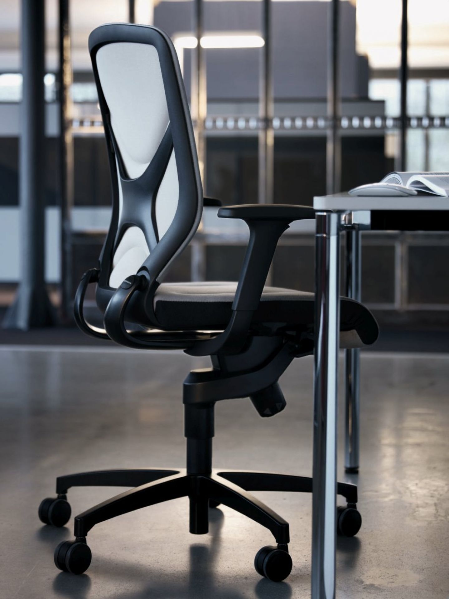 Ergonomischer Bürostuhl mit weißer Rückenlehne und schwarzen Armlehnen, höhenverstellbar und mit Rollen für das Büro.