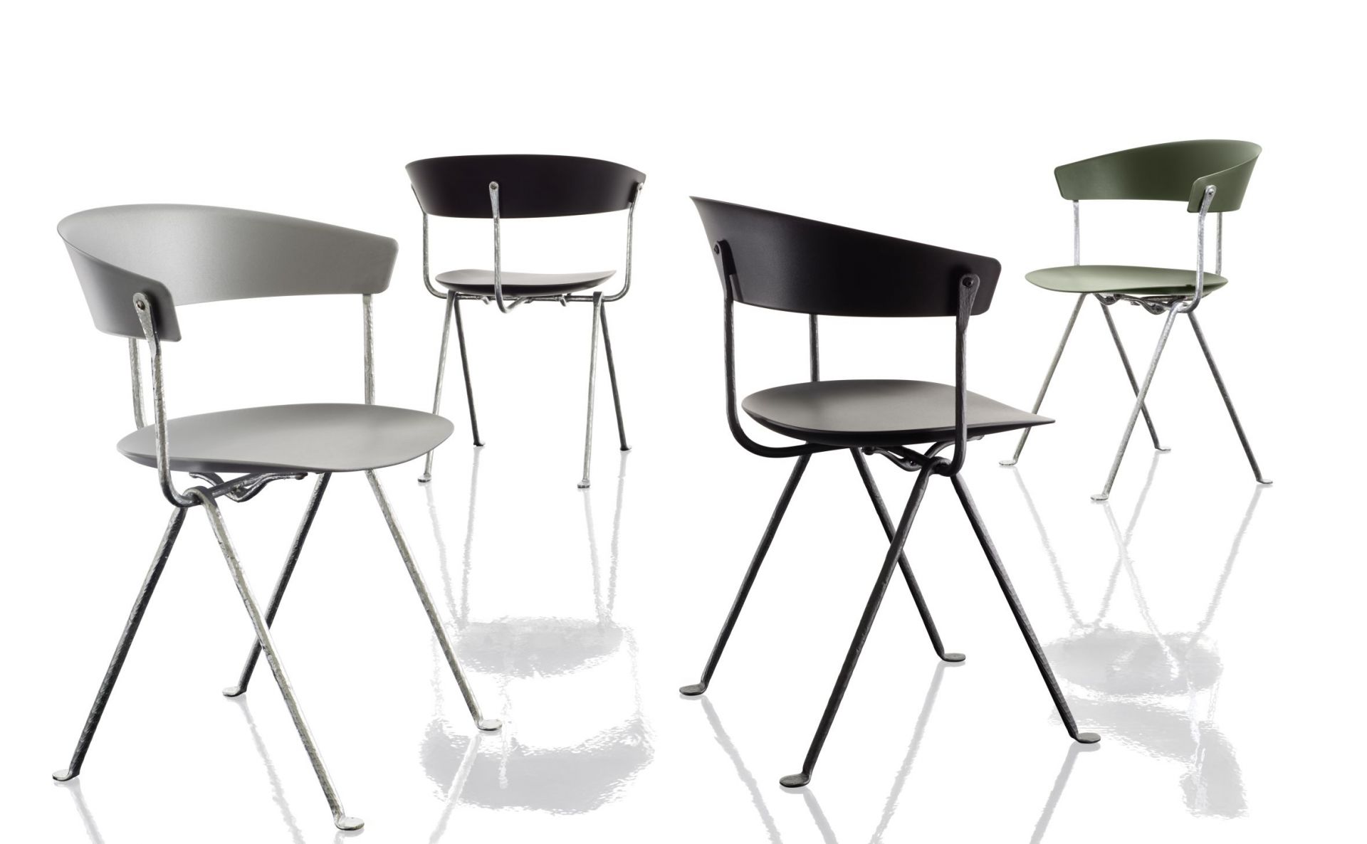 Magis Officina Stühle in Grau, Schwarz und Grün mit filigranem Metallgestell auf weißem Hintergrund.