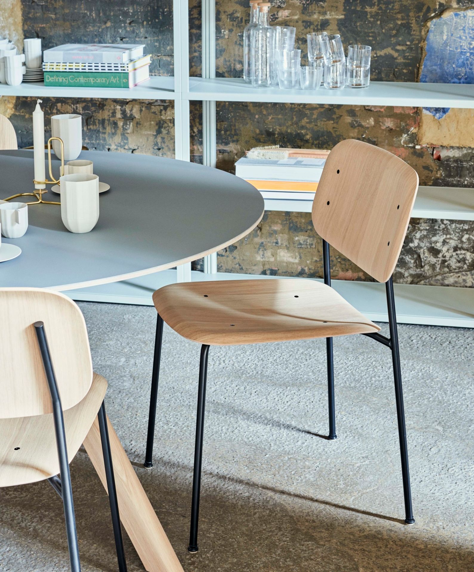 Heller Copenhague Table CPH 20 Tisch mit Stühlen, runder Esstisch aus Holz mit grauem Tischblatt.