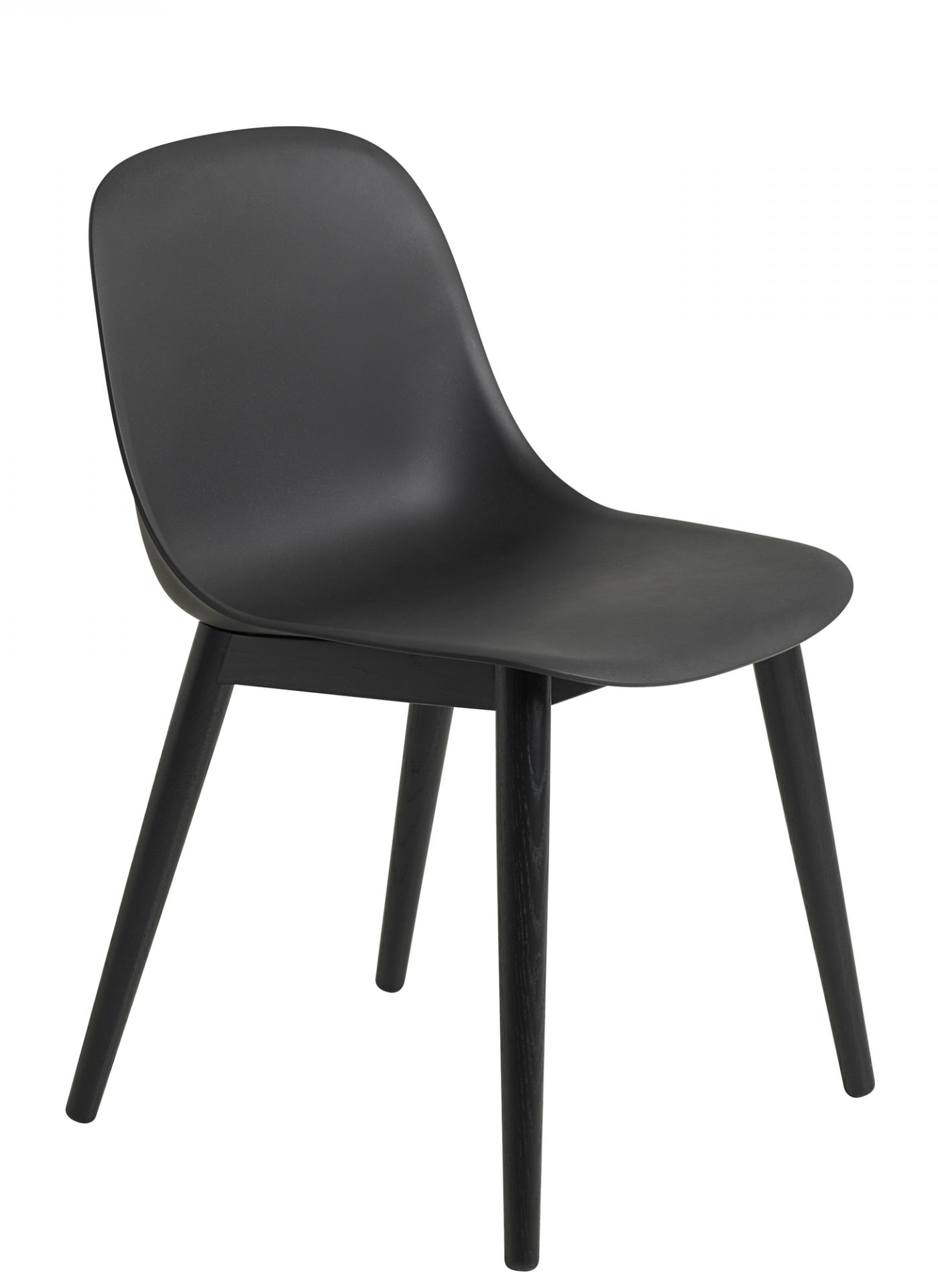 Schwarzer Fiber Side Chair von Muuto mit Holzgestell, moderner Stuhl für Esszimmer und Büro.
