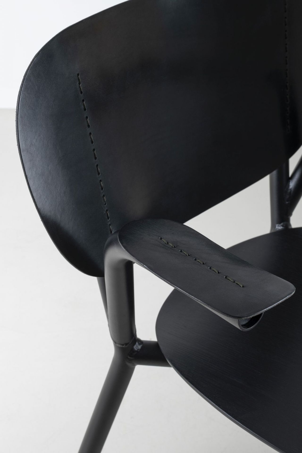 Detailaufnahme des Emil Rosi Armchair Stuhls von Functionals in Schwarz, Fokus auf Armlehne und Rückenlehne.