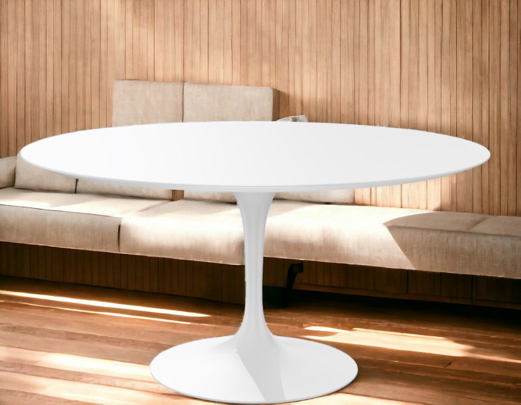 Weißer, runder Saarinen Esstisch von Knoll International mit zentralem Fuß auf Holzboden.