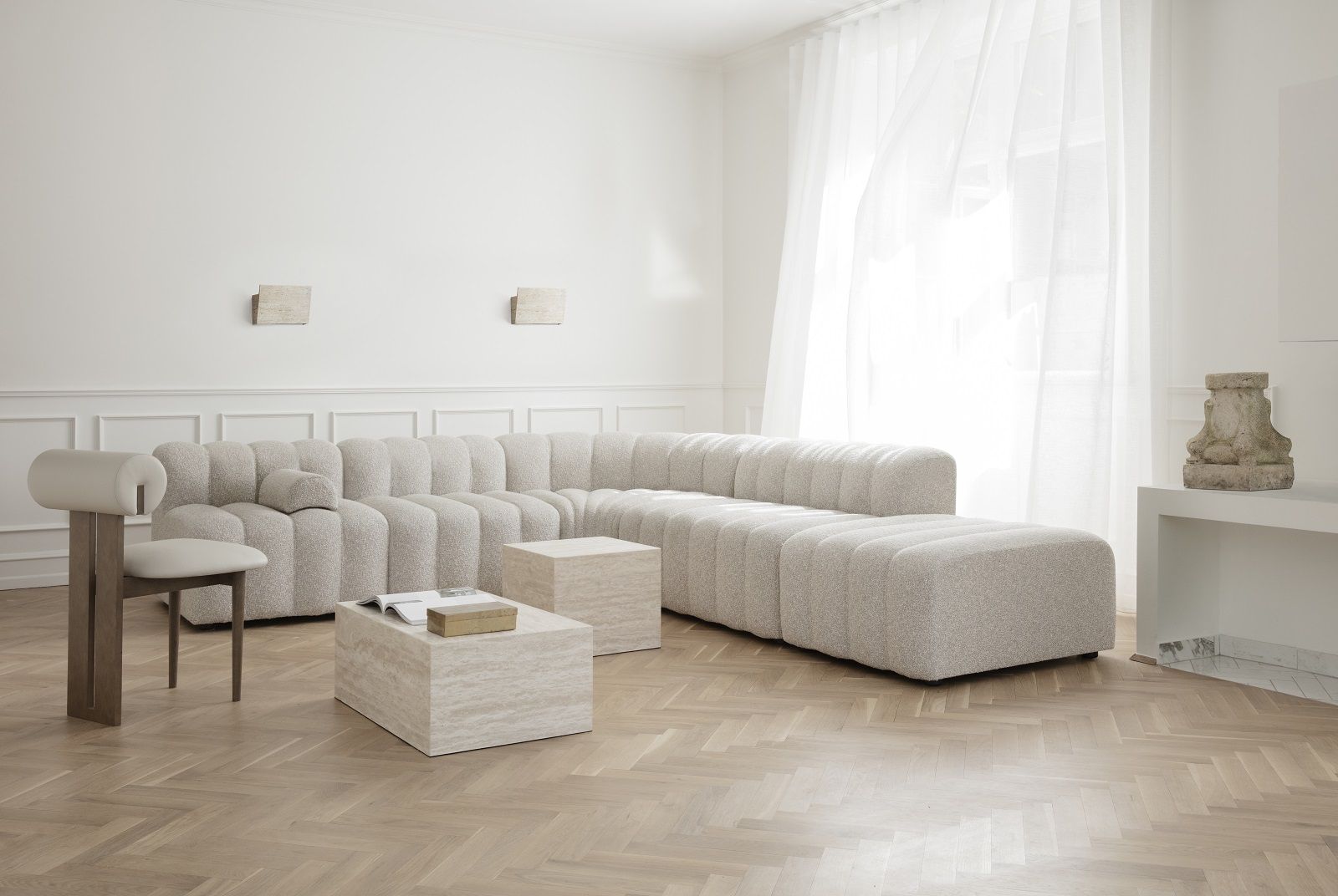 Heller Wohnraum mit modularem Sofa und Cubism Coffee Table von Norr11 aus Travertin.