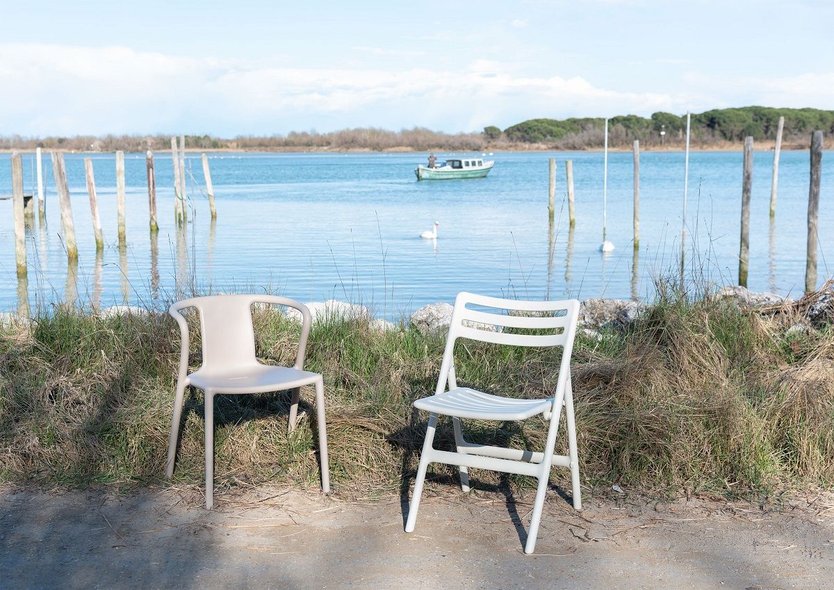 Weißer Air Armchair Stuhl von Magis für drinnen und draußen am Seeufer.