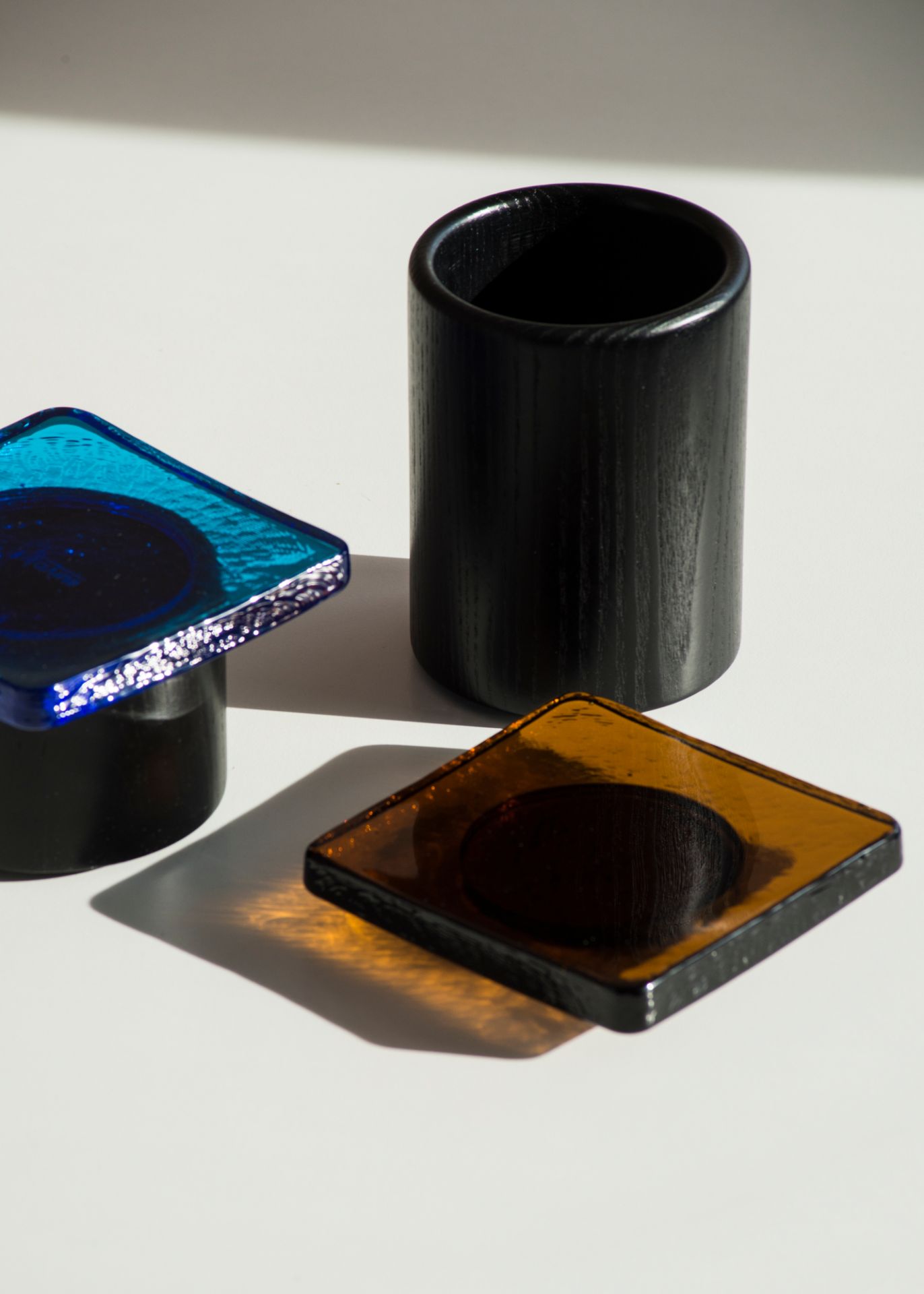 Pieduccio Schale Favius mit Deckel aus blauem und braunem Glas, sowie schwarzem Holz.