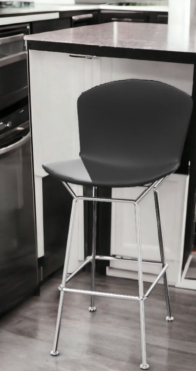 Bertoia Barhocker mit schwarzer Sitzfläche und verchromtem Gestell für die Küchentheke.