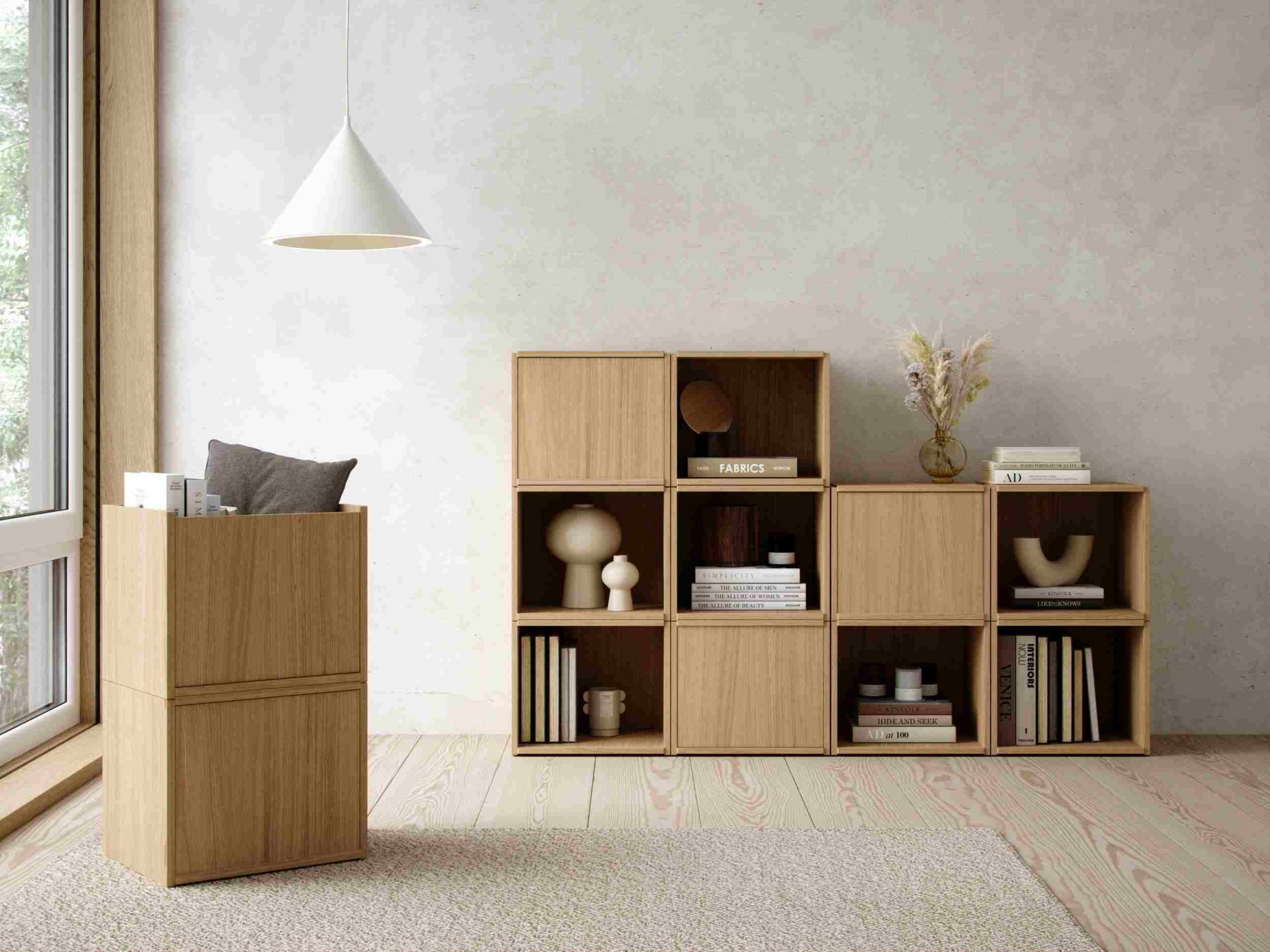 Bricks System Regal von Woud: Modulares Holzregal mit Fächern und dekorativen Elementen im Wohnzimmer.