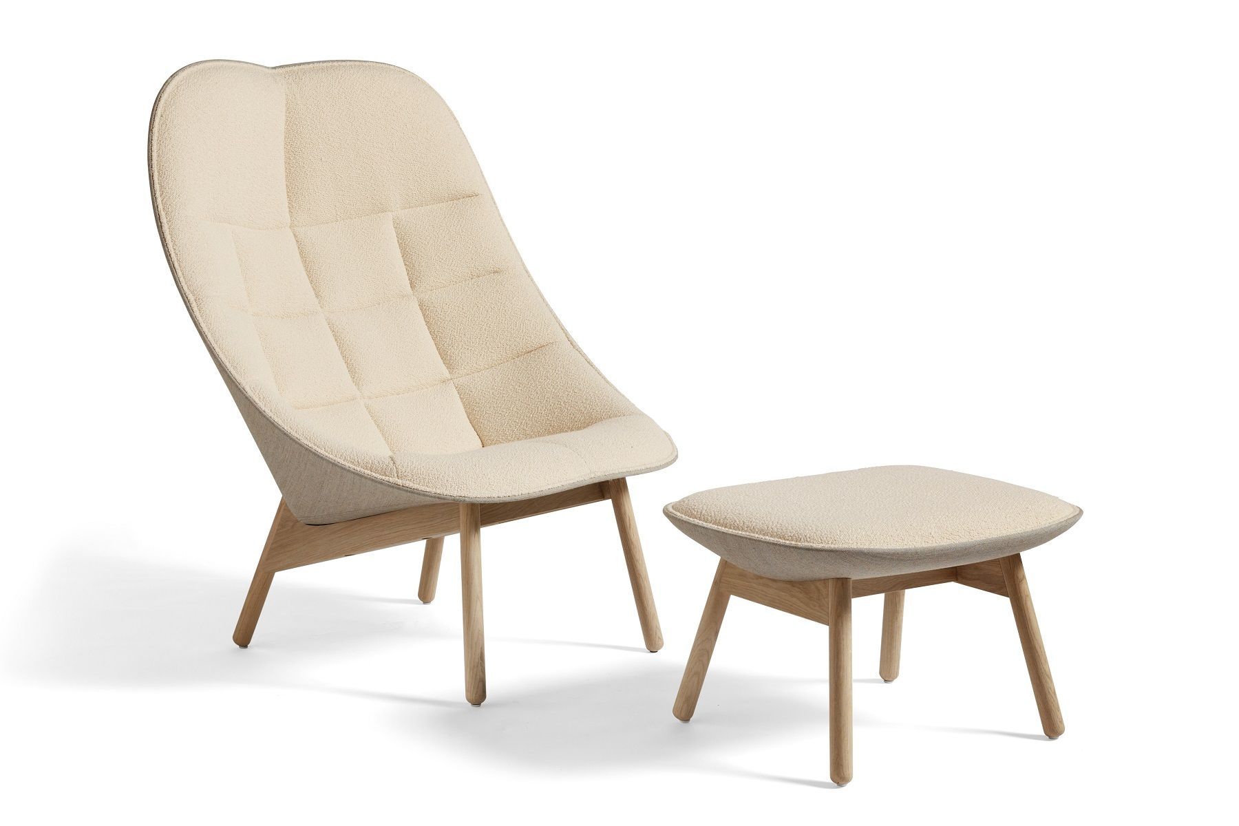 Uchiwa Sessel mit passendem Ottoman Hocker von Hay, beige gepolstert mit Holzbeinen.