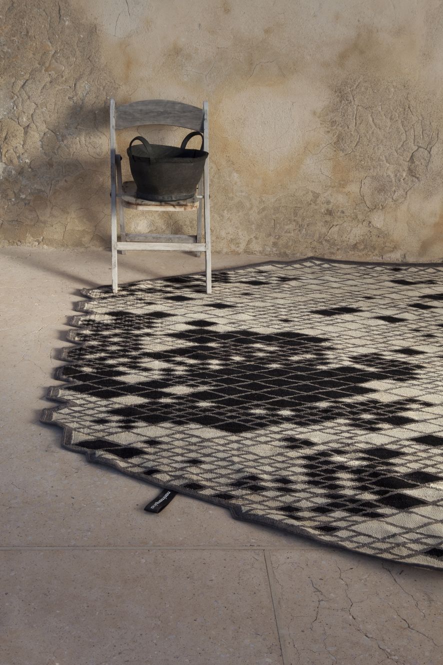 Nanimarquina Losanges Teppich, 230x300 cm, mit geometrischem Muster in Schwarz und Weiß.