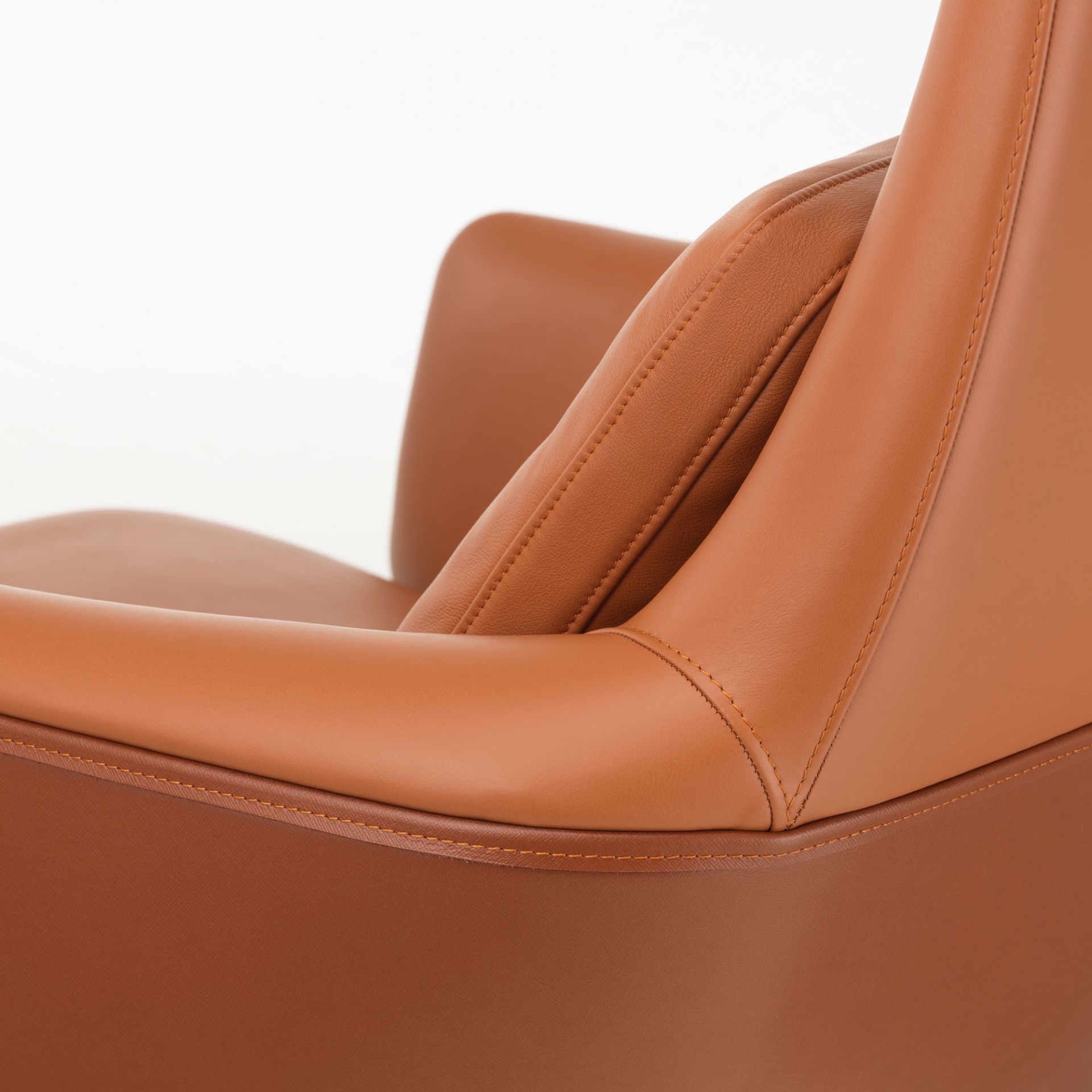 Detailaufnahme des braunen Vitra Grand Relax Sessels: Hochwertiges Leder und präzise Nähte.