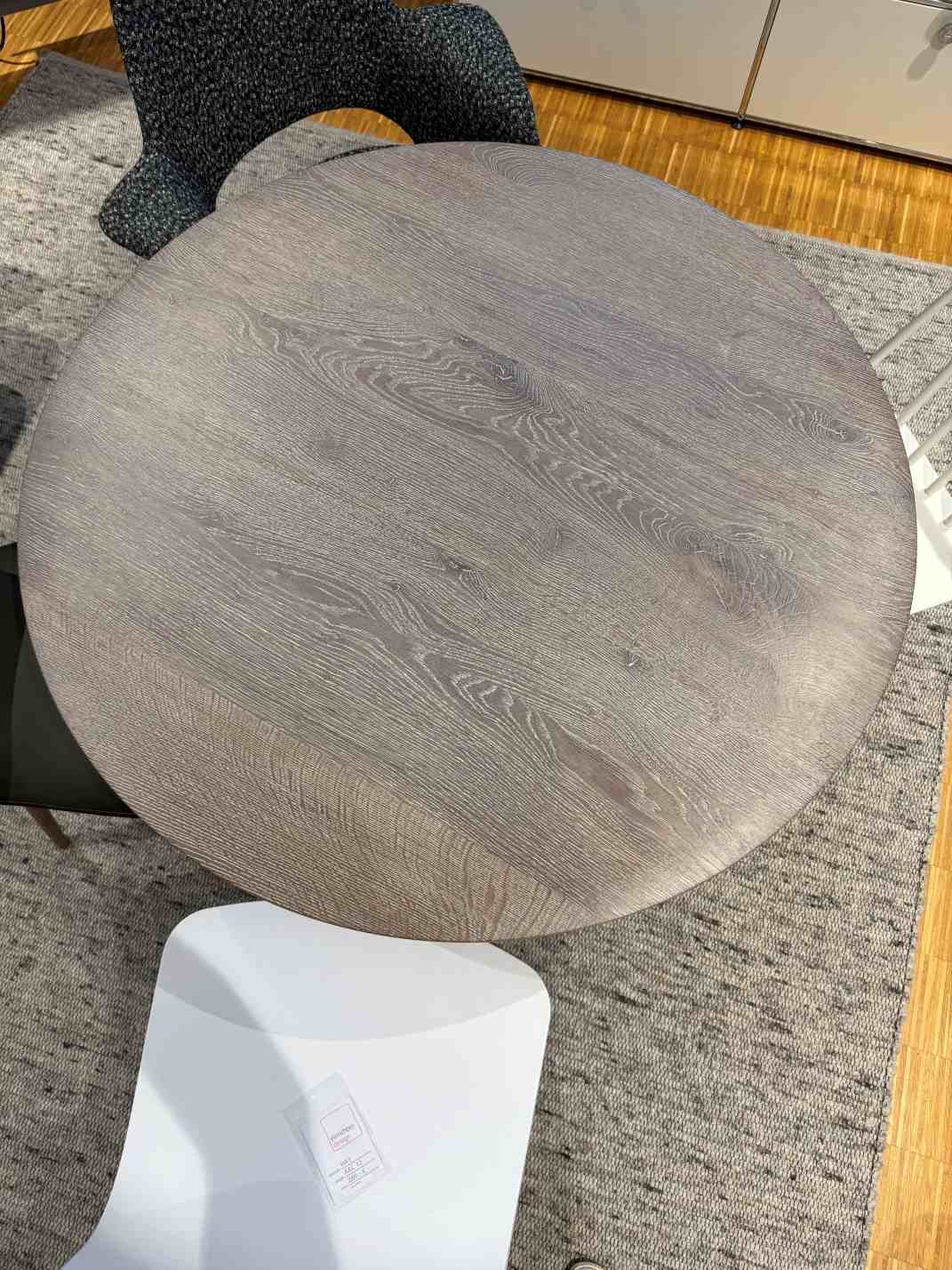 Runder BC 07 Basket Tisch von Janua aus geräucherter Eiche mit weißem Roheffekt.