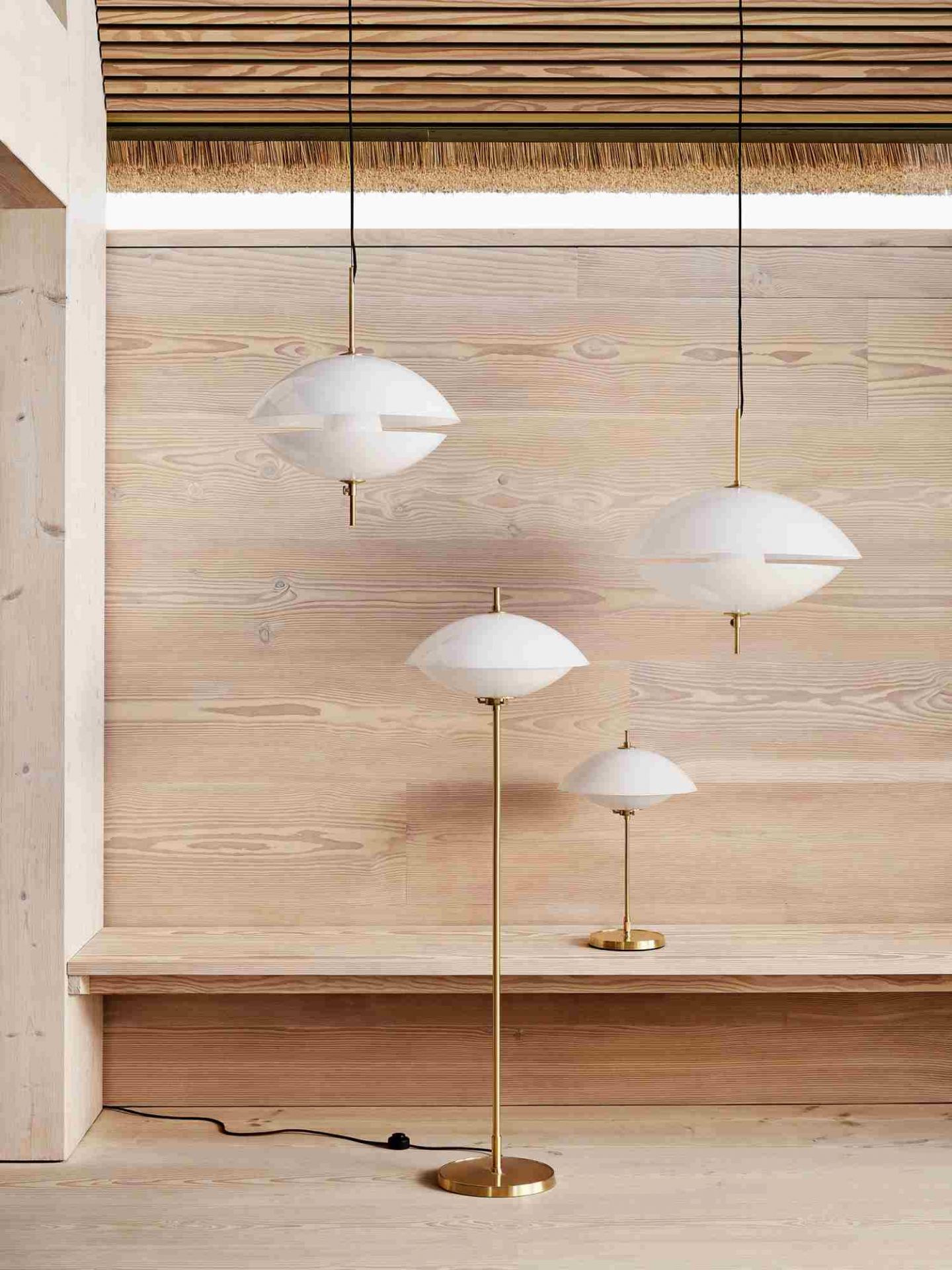 Clam Table Lamp von Fritz Hansen: Tischleuchte, Stehleuchte und Pendelleuchte in Weiß und Gold.