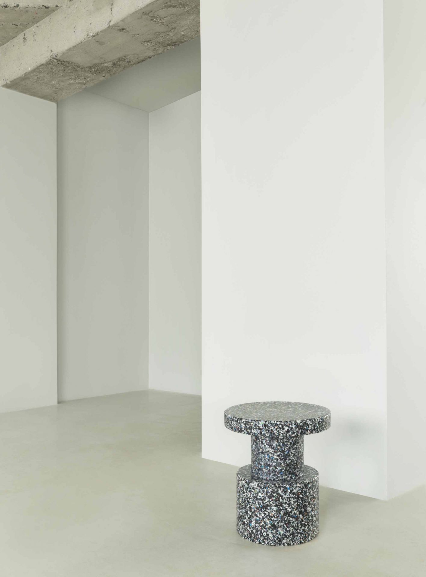 Bit Stool Hocker von Normann Copenhagen, moderner Design Hocker aus recyceltem Kunststoff.