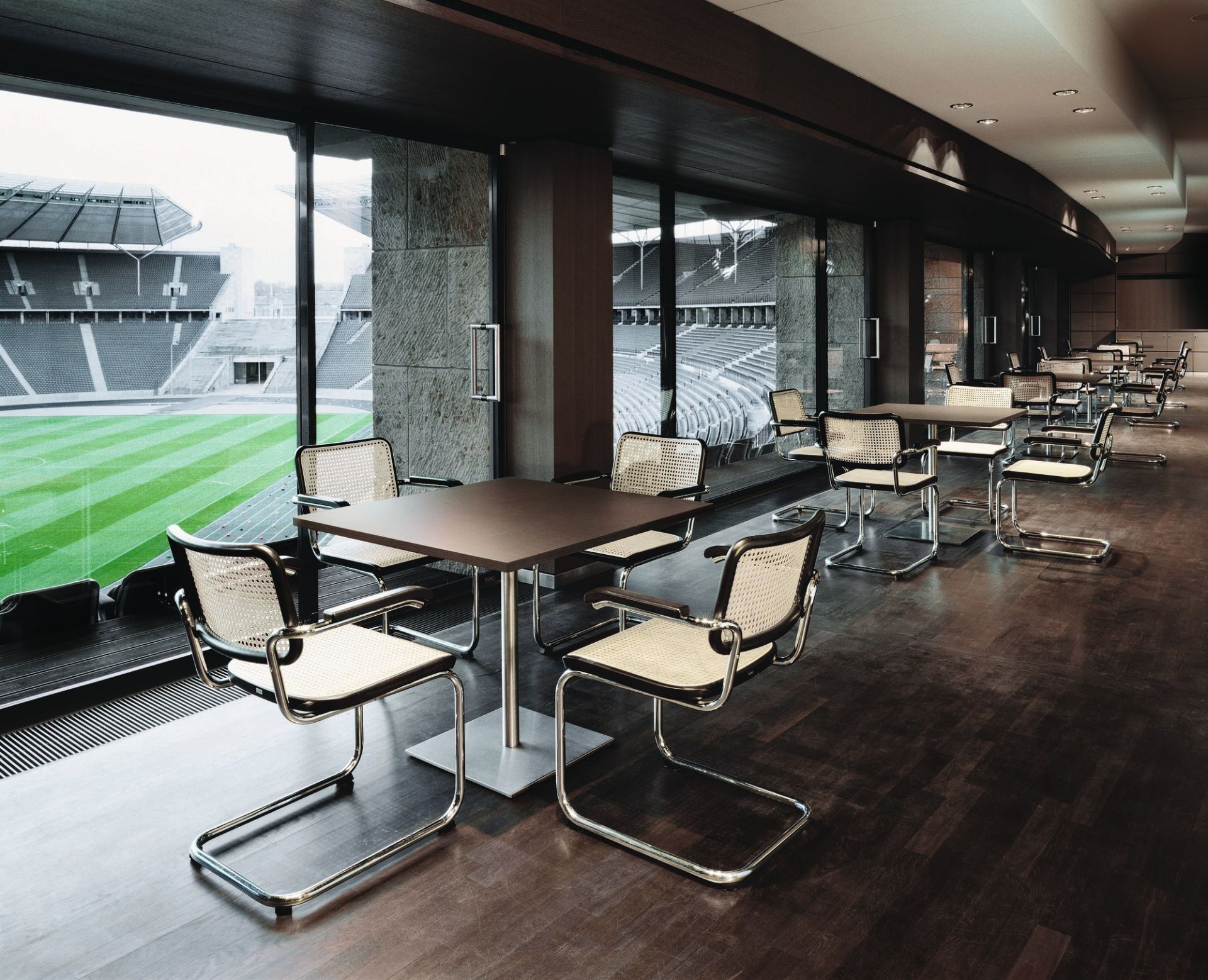 S 64 V Thonet Freischwinger Stühle aus Stahlrohr mit Wiener Geflecht in modernem Ambiente.