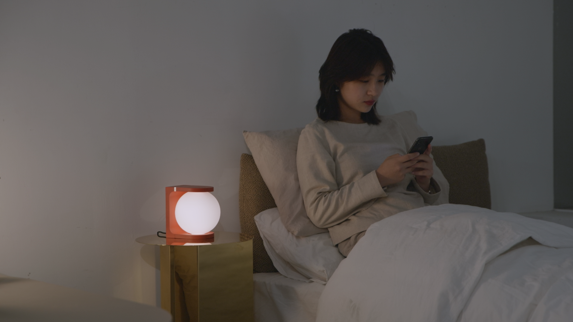 Frau liest im Bett mit der Plat Reading Lamp Tischleuchte von house of home.