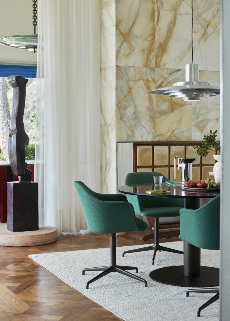 Detailaufnahme des AndTradition Collect Rug SC84 Teppichs in einem Esszimmer mit grünen Stühlen.