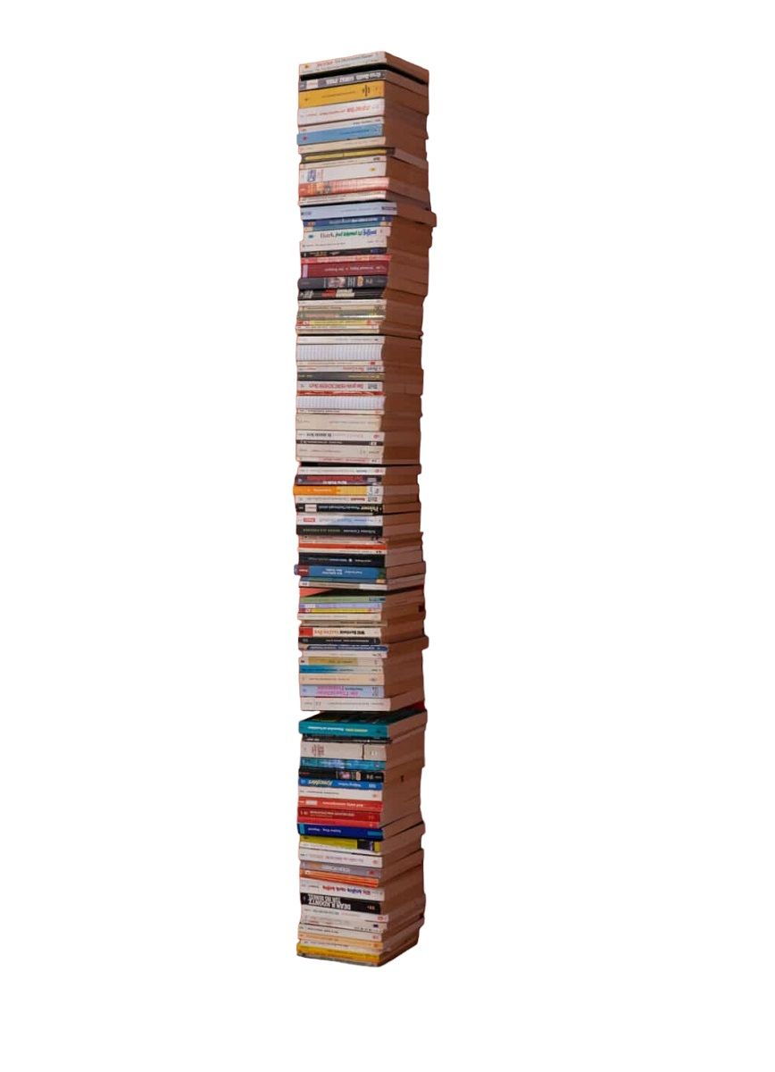 Booksbaum Regal: Hoher Stapel Bücher, die als Bücherregal dienen, für Wandmontage.