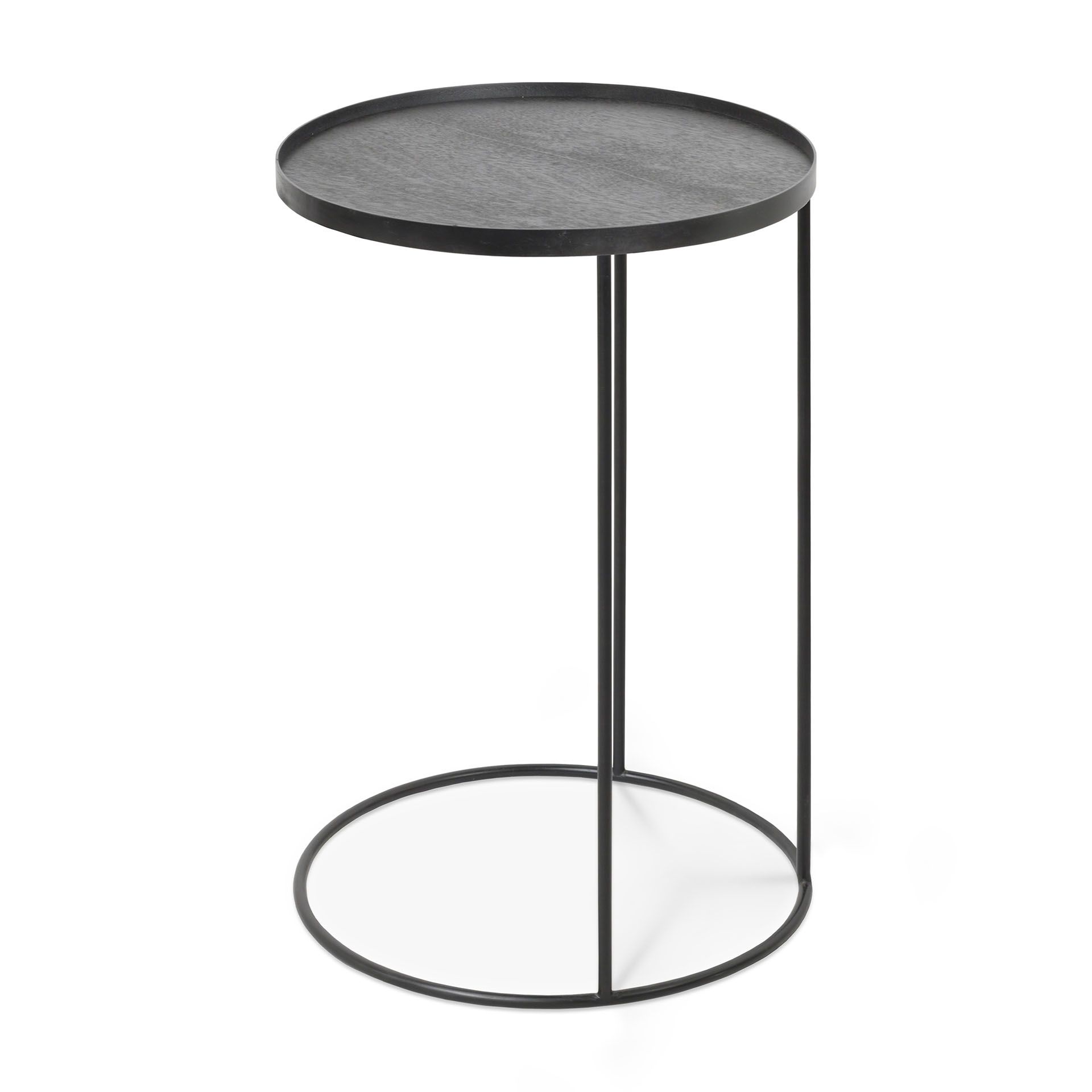 Schwarzer Ethnicraft Beistelltisch aus Holz mit lackierter Oberfläche und minimalistischem Design. Runder Tisch mit filigranem Metallgestell.