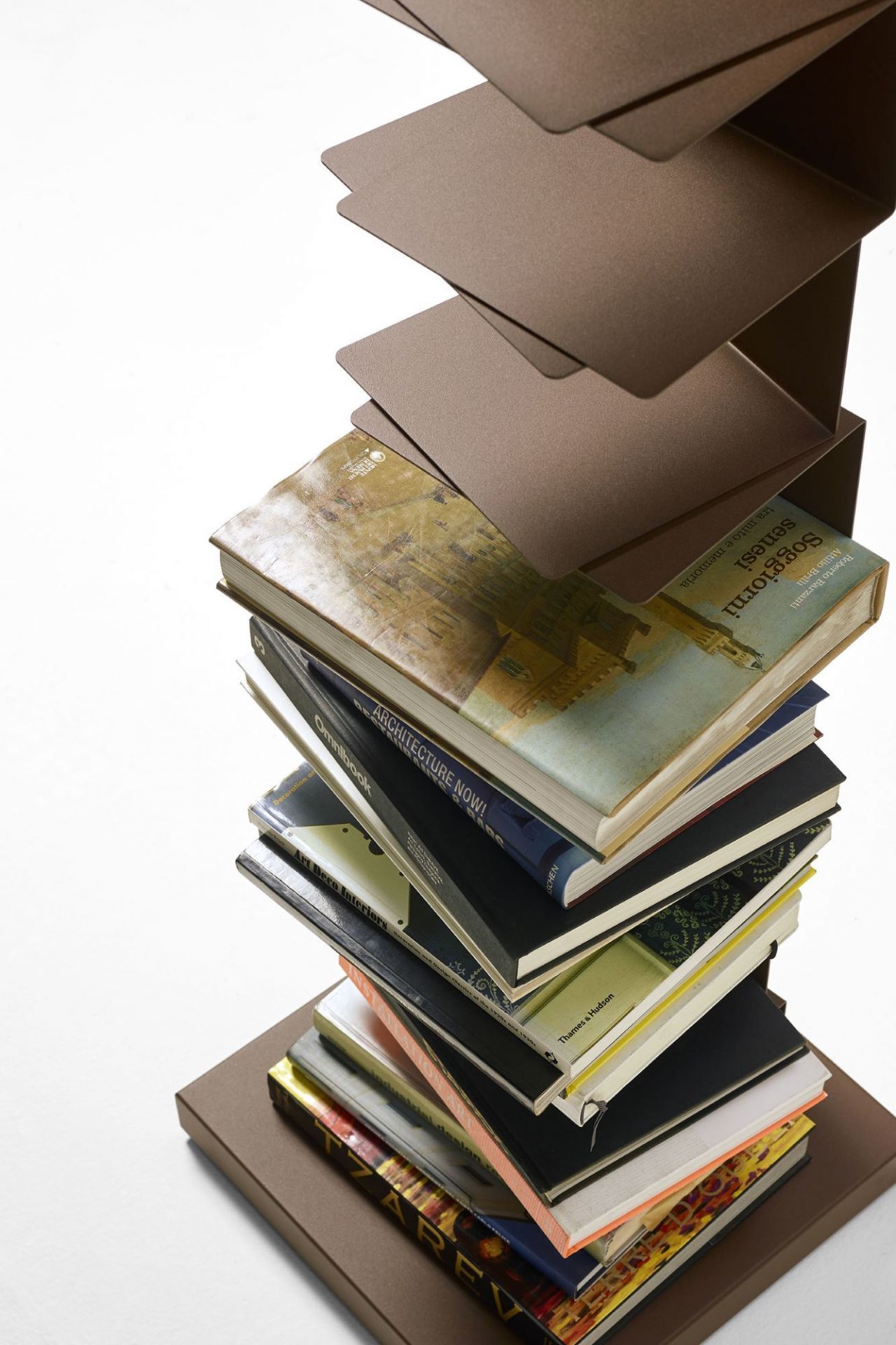 Ptolomeo Art Bücherregal von Opinion Ciatti, braun, gefüllt mit Büchern, modernes Design.
