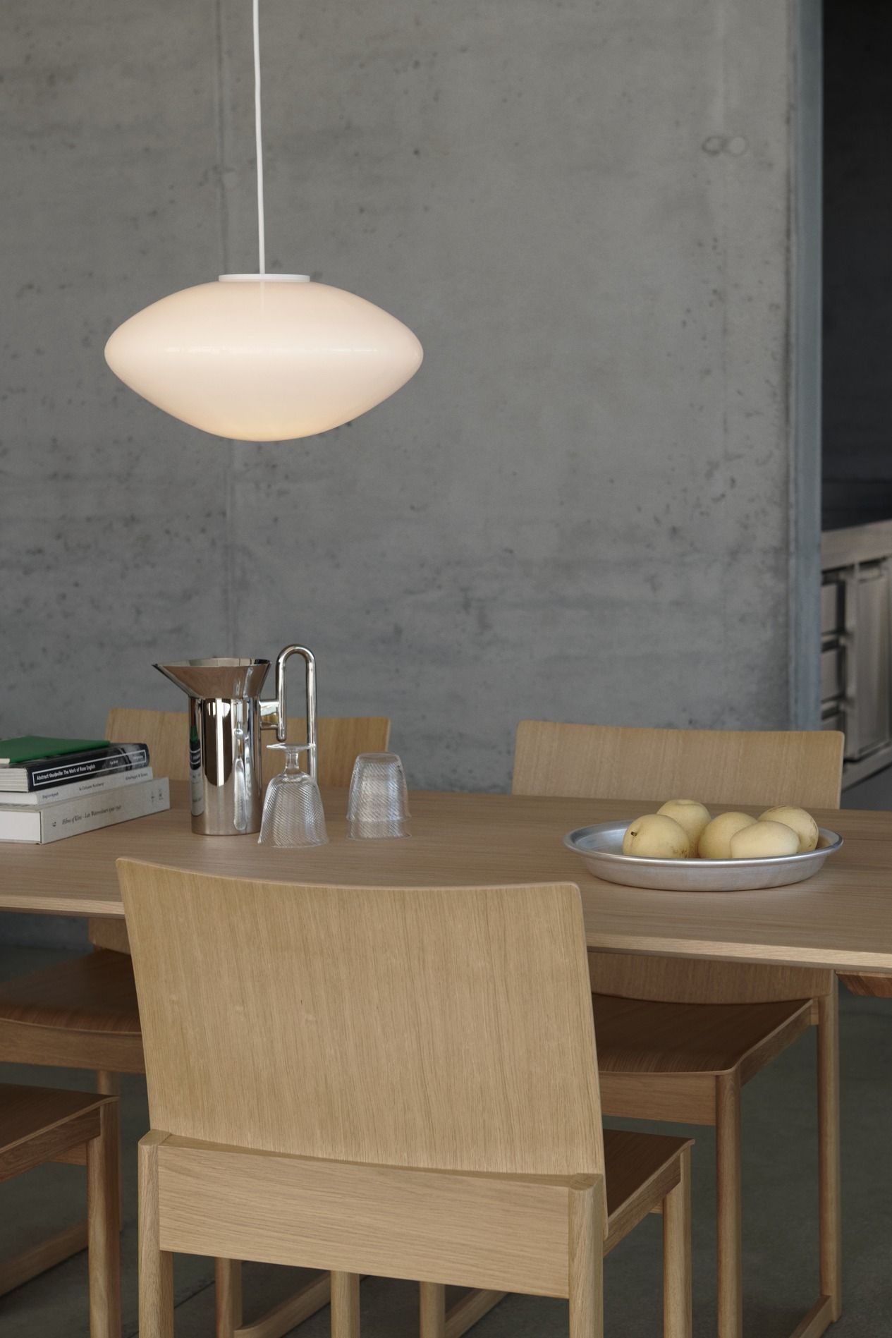 Allwood AV35 Side Chair von AndTradition aus Eichenholz am Esstisch mit Lampe und Dekoration.