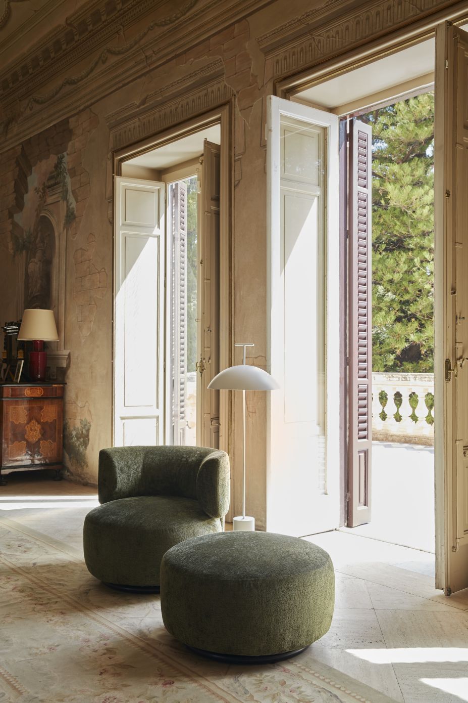 K-Wait Sessel mit Hocker in Grün, Bouclé-Stoff. Moderner Design Sessel für Wohnzimmer.