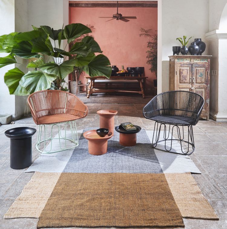 Nobsa Teppich: Marineblau, hellgrün und creme Farbtöne in einem modernen Wohnzimmer-Ambiente.
