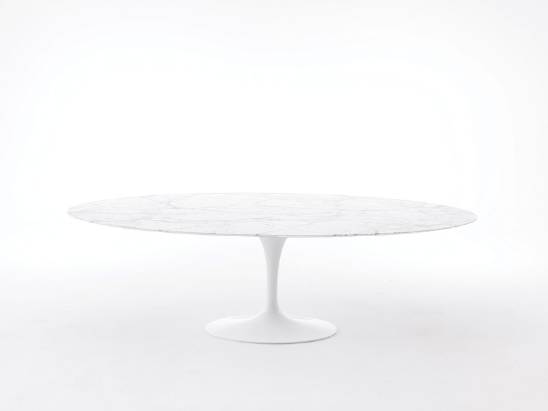 Runder Saarinen Esstisch mit Marmorplatte und weißem Fuß, modernes Design für Esszimmer.