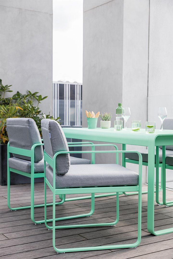 Bellevie Sessel von Fermob: Mintfarbener Outdoor Sessel mit grauen Polstern und passendem Tisch.