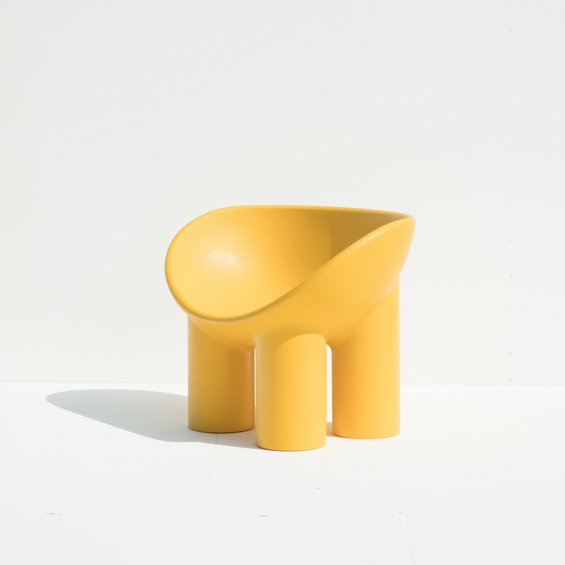 Gelber Roly Poly Sessel von Driade, moderner Design Stuhl mit drei Beinen.