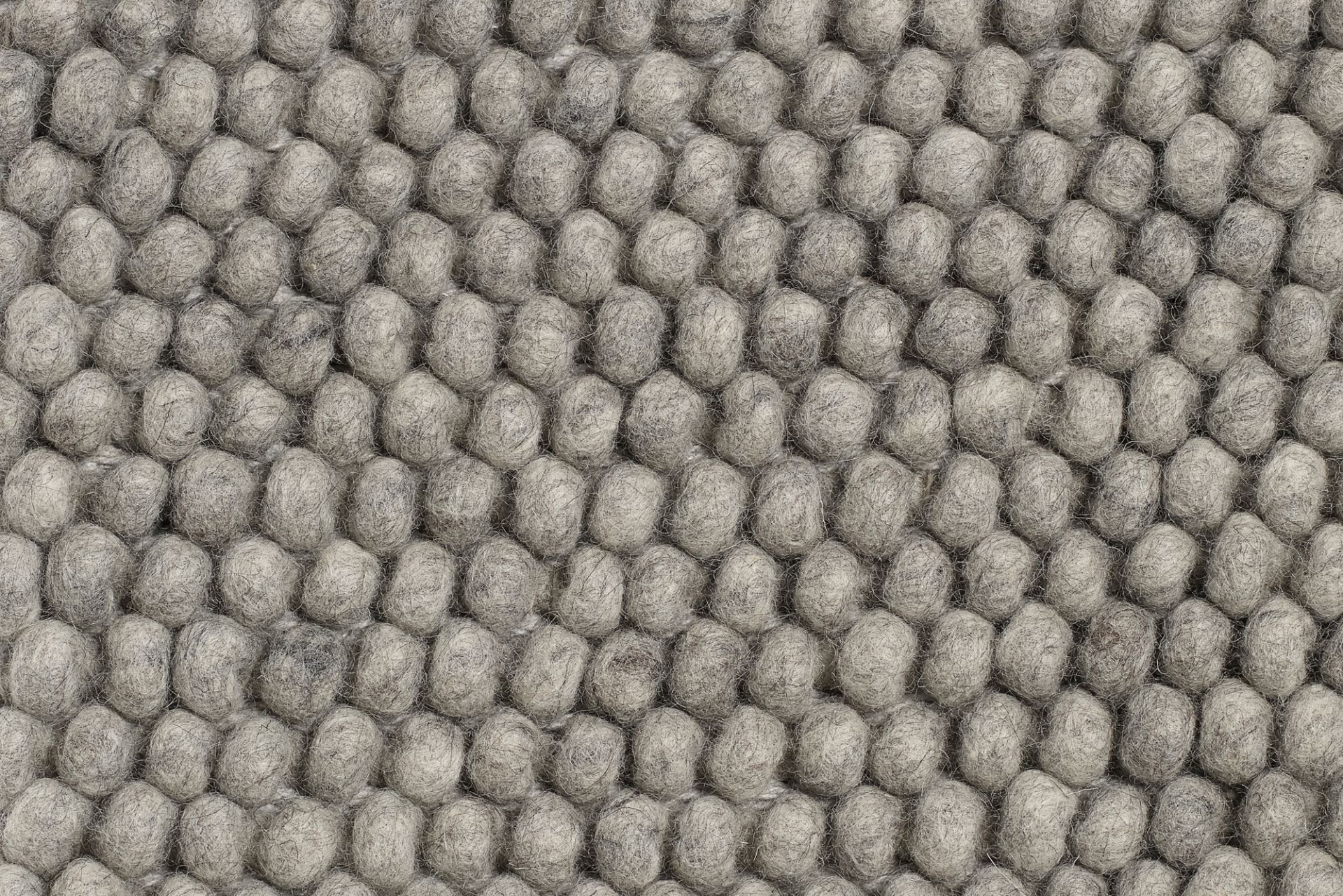 Detailaufnahme des grauen Hay Peas Teppich L (240x170cm) mit charakteristischer Kugelstruktur aus reiner Wolle.