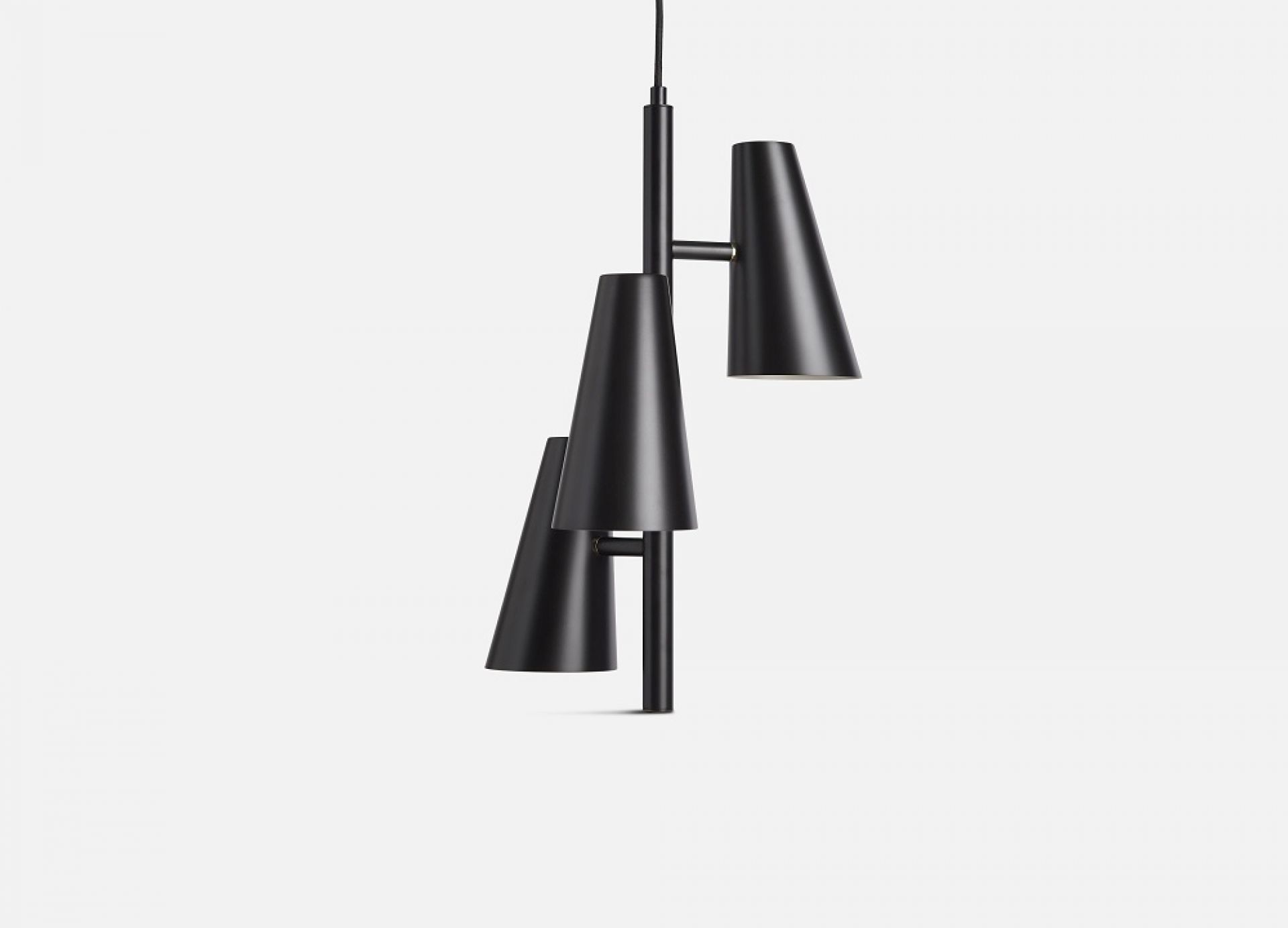 Schwarze Cono Pendelleuchte von Woud mit drei konischen Lampenschirmen für moderne Beleuchtung.