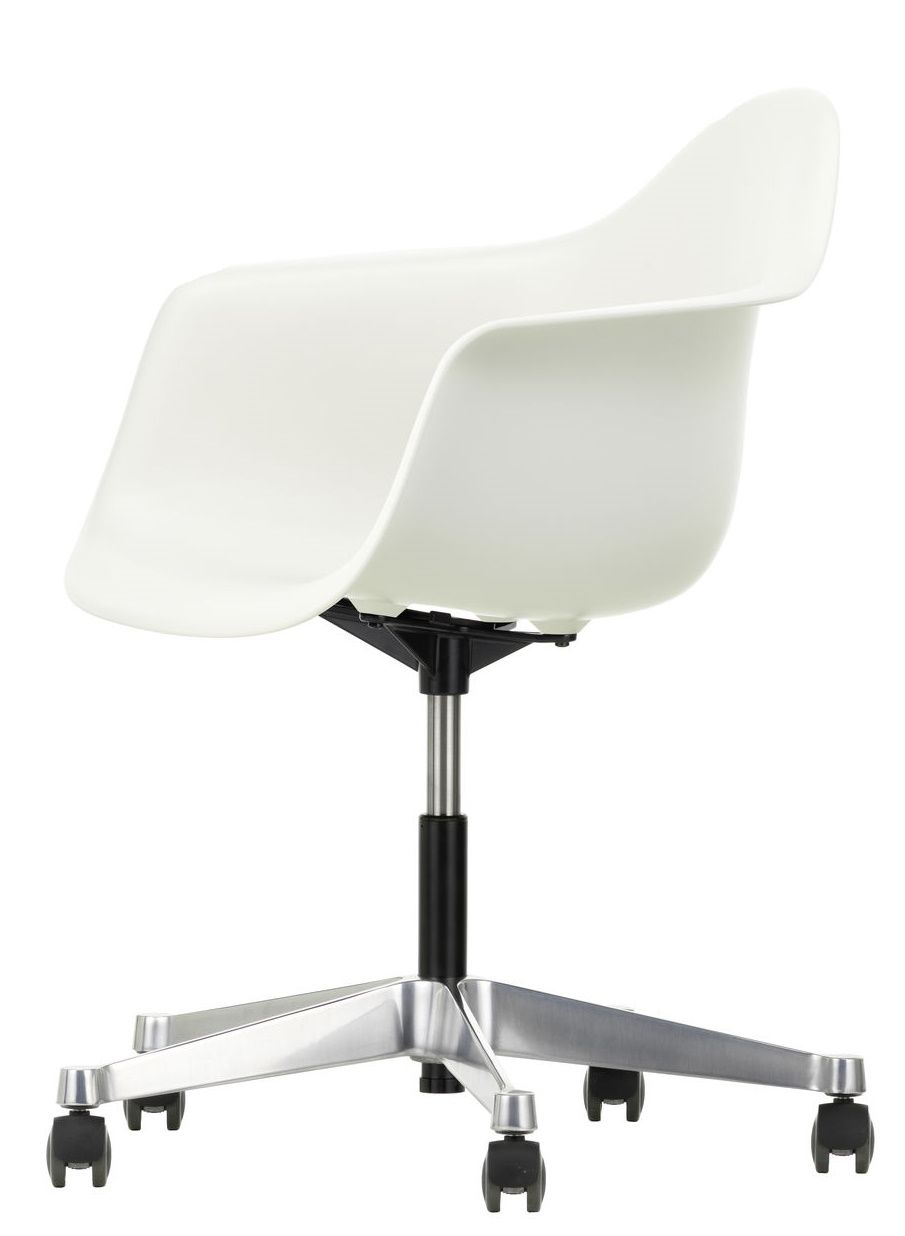 Weißer Eames Plastic Arm Chair PACC Bürostuhl von Vitra mit Rollen und silbernem Fußkreuz.
