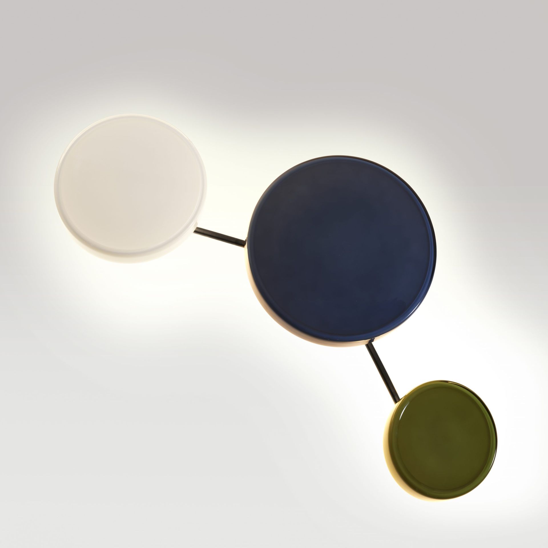 Caramel Wandleuchte von Marset: Moderne Wandlampe mit drei farbigen, runden Opalglas-Leuchten.