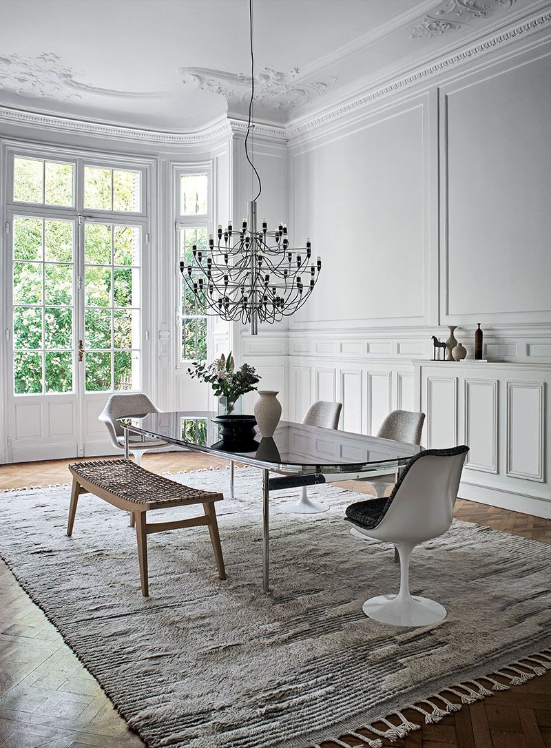 Klismos Hocker mit Filzgleiter von Knoll International im eleganten Esszimmer. Design Hocker aus Holz.