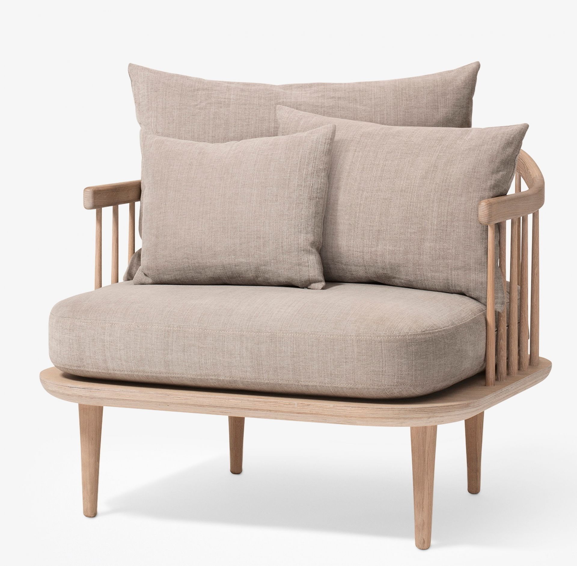 Fly Lounge Sessel von AndTradition: Beiger Sessel mit Holzrahmen und weichen Kissen.