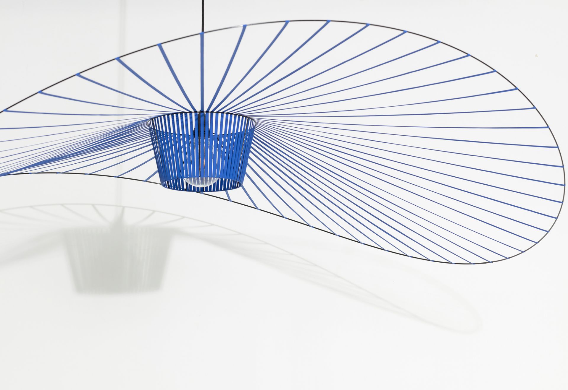 Vertigo Pendelleuchte in Kobaltblau von Petite Friture, modernes Design mit filigranem Schirm und Lichteffekten.