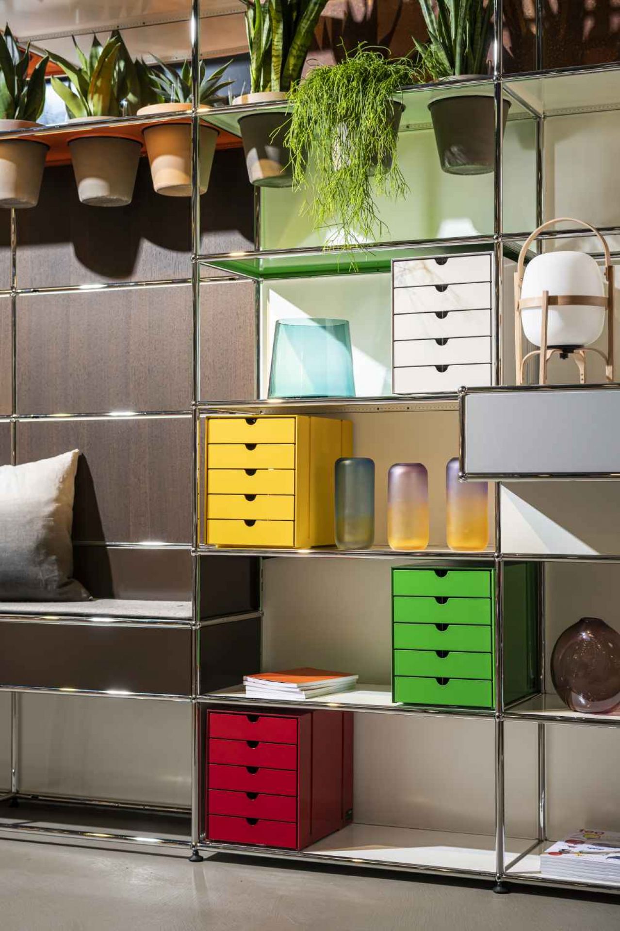 USM Haller Möbel: Offenes Regalsystem mit farbigen Inos Kastensets, goldgelb, rot, grün, weiß für Home Office.