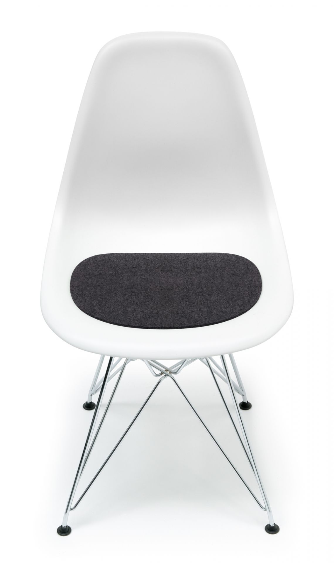 Weiße Eames Plastic Side Chair mit graphitfarbener Filz-Sitzauflage von Hey Sign für mehr Sitzkomfort.