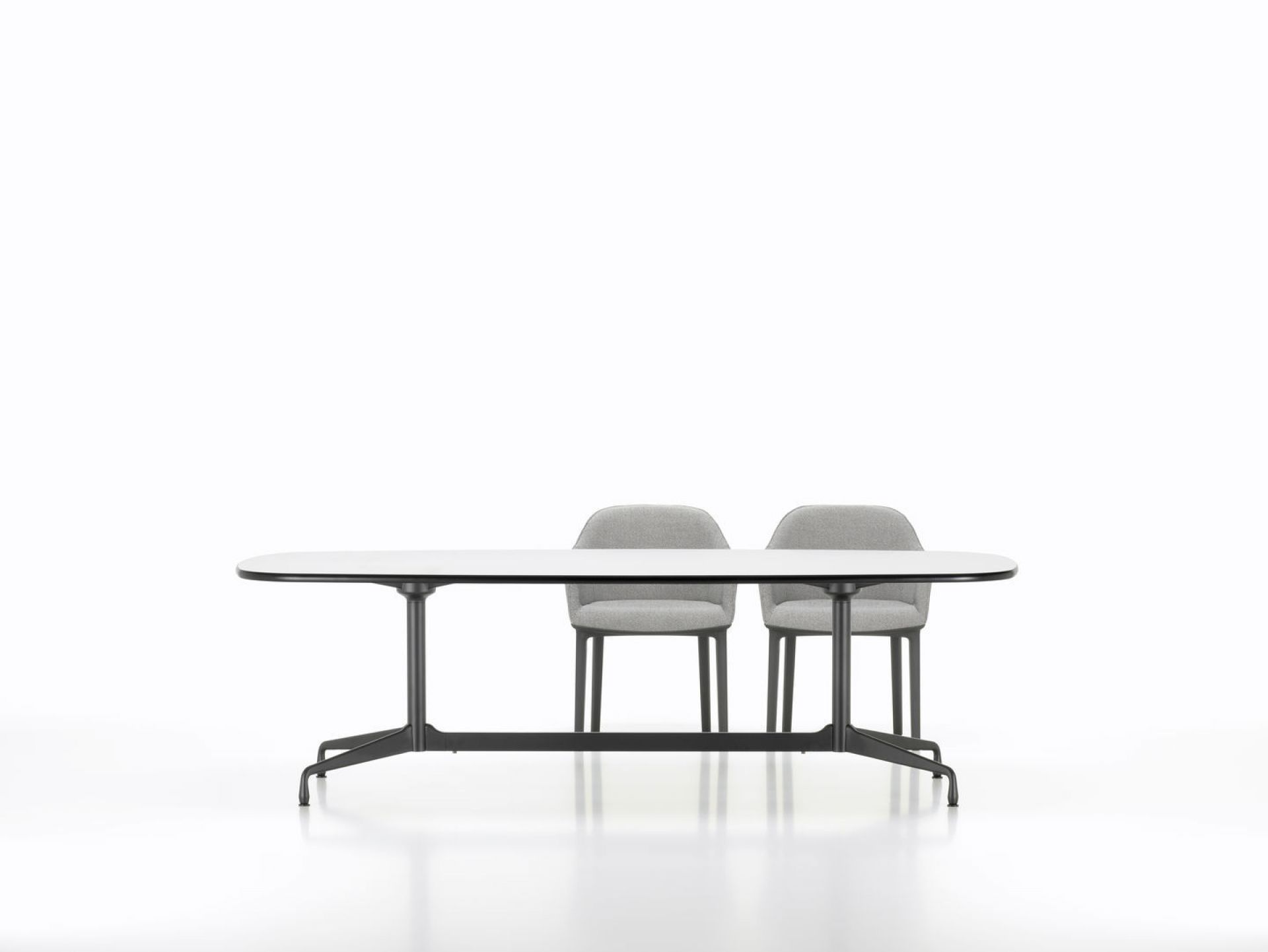 Eames Segmented Table Esstisch Bootsform 240 cm von Vitra mit zwei grauen Stühlen.