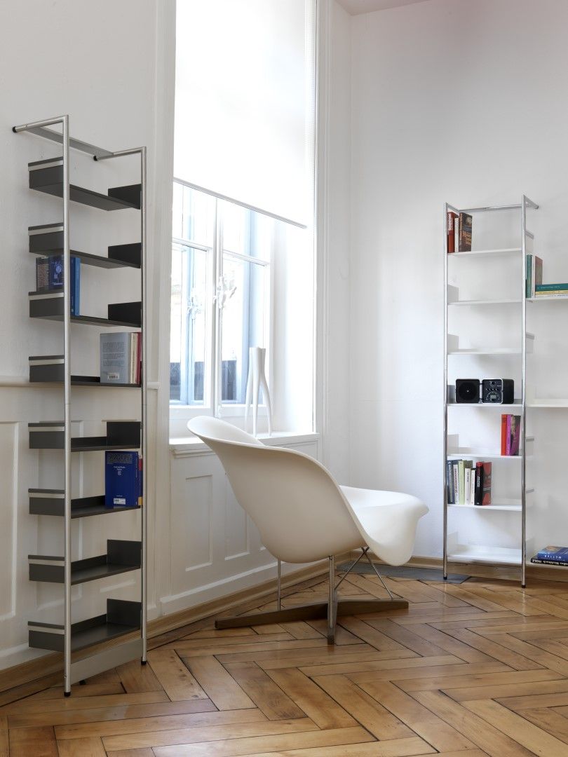 Pool 183 CD-Regal Mox in Grau und Weiß im modernen Wohnzimmer mit Sessel.