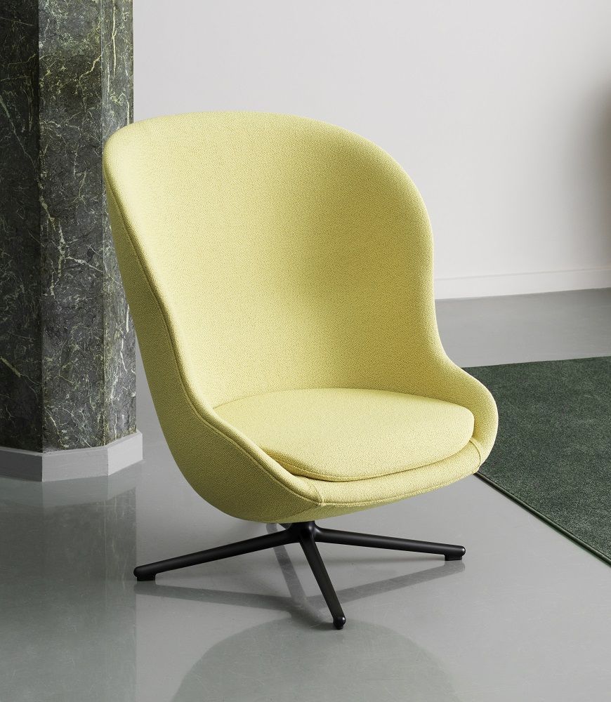 Heller, gelber Hyg Lounge Chair High Swivel Sessel von Normann Copenhagen mit schwarzem Drehgestell.