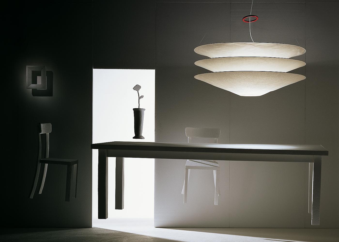 Floatation Pendelleuchte von Ingo Maurer über Esstisch. Design Lampe mit drei Schirmen.